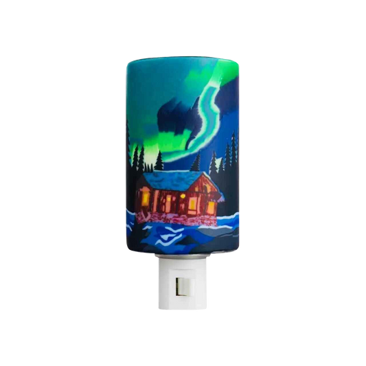 Claymaster Northern Lights nightlight – handcrafted glass with green aurora over winter cabin scene